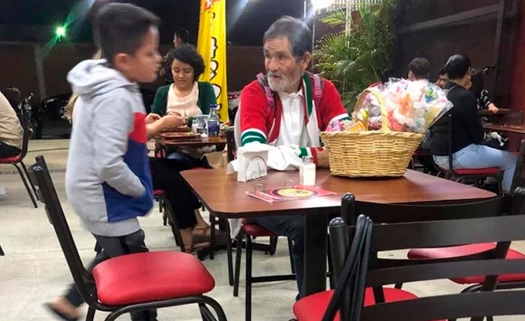 Niño regala dinero que ganó en lotería a anciano para que cenara tacos