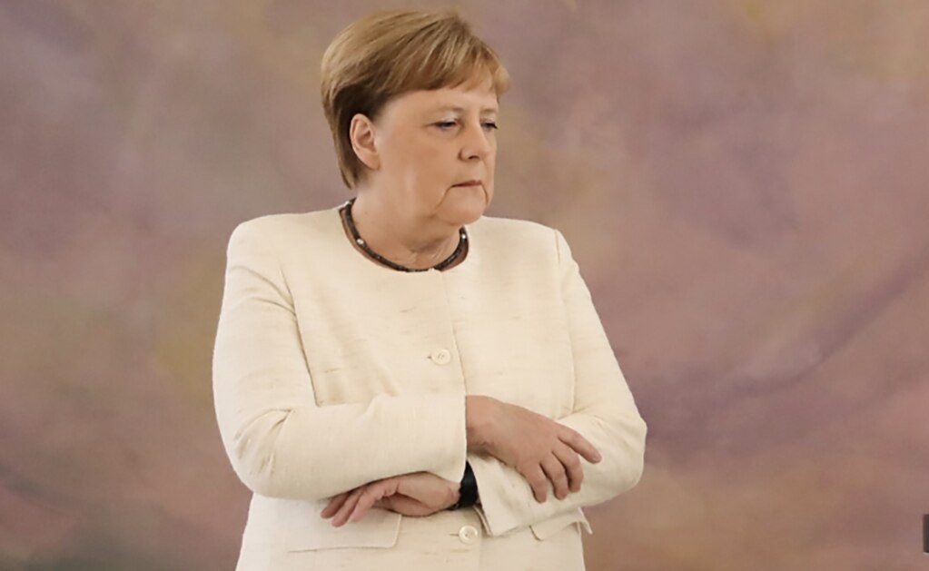 Merkel vuelve a sufrir temblores durante una ceremonia oficial