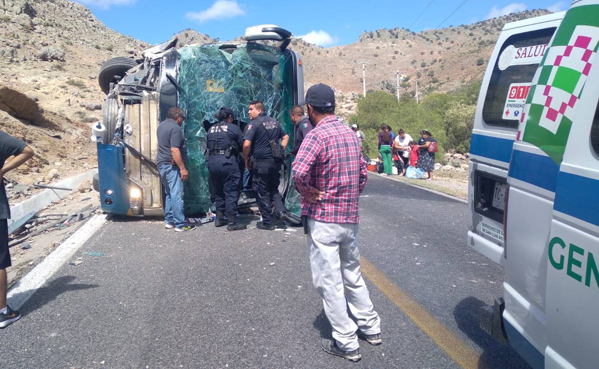 Vuelca un autobús de pasajeros en carretera de SLP; hay 15 heridos