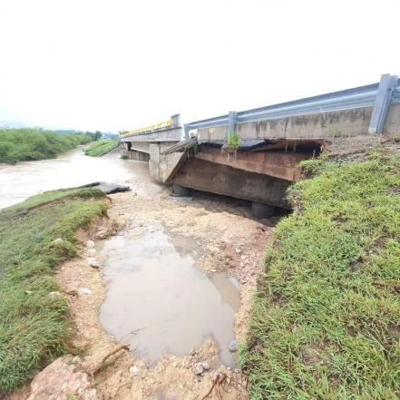 Pareja intenta cruzar desnivel inundado de plaza San Luis y su carro queda varado
