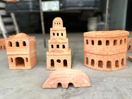 De albañil a artesano, Fausto da vida a castillos y villas con arcilla en San Luis Potosí