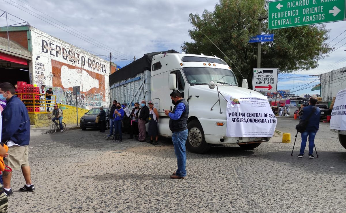 Comerciantes protestan y bloquean accesos a Central de Abastos de SLP 