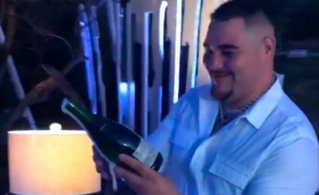 Polémica fiesta de Andy Ruiz; figuras de hielo y mujeres en lencería