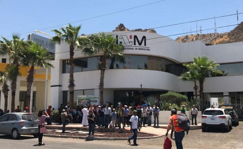 Segob entrega permisos de estadía a migrantes en Baja California