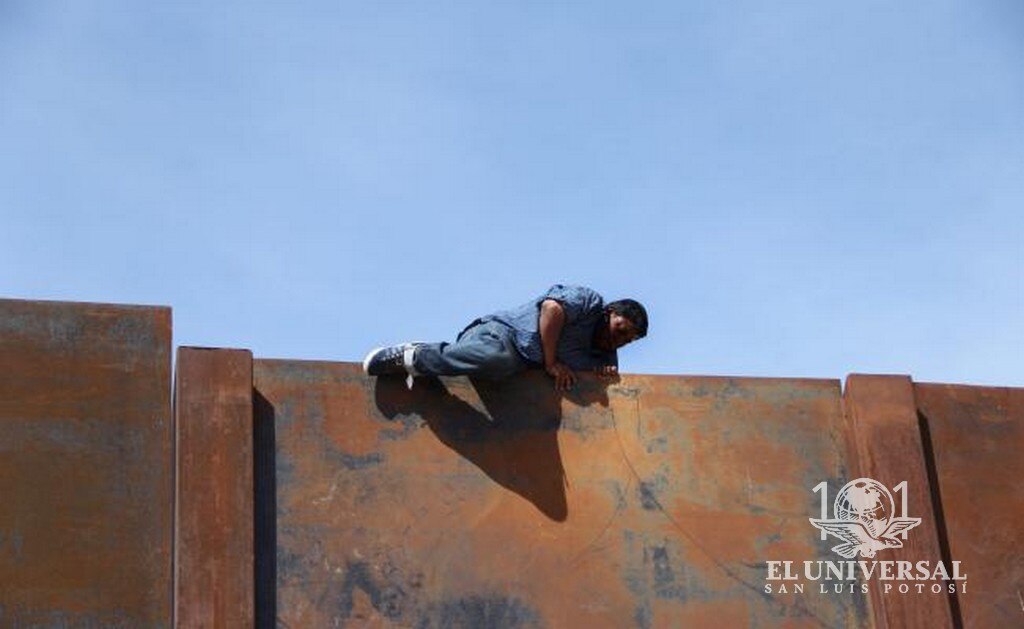 Bastan dos minutos para saltar valla fronteriza entre México y EU