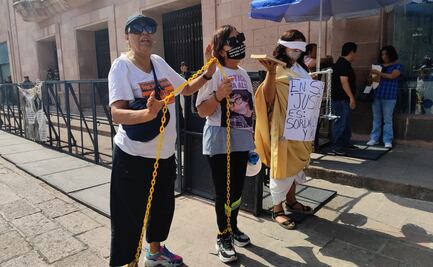 Manifestantes que llevan 2 meses en plantón se encadenan en el Congreso de SLP
