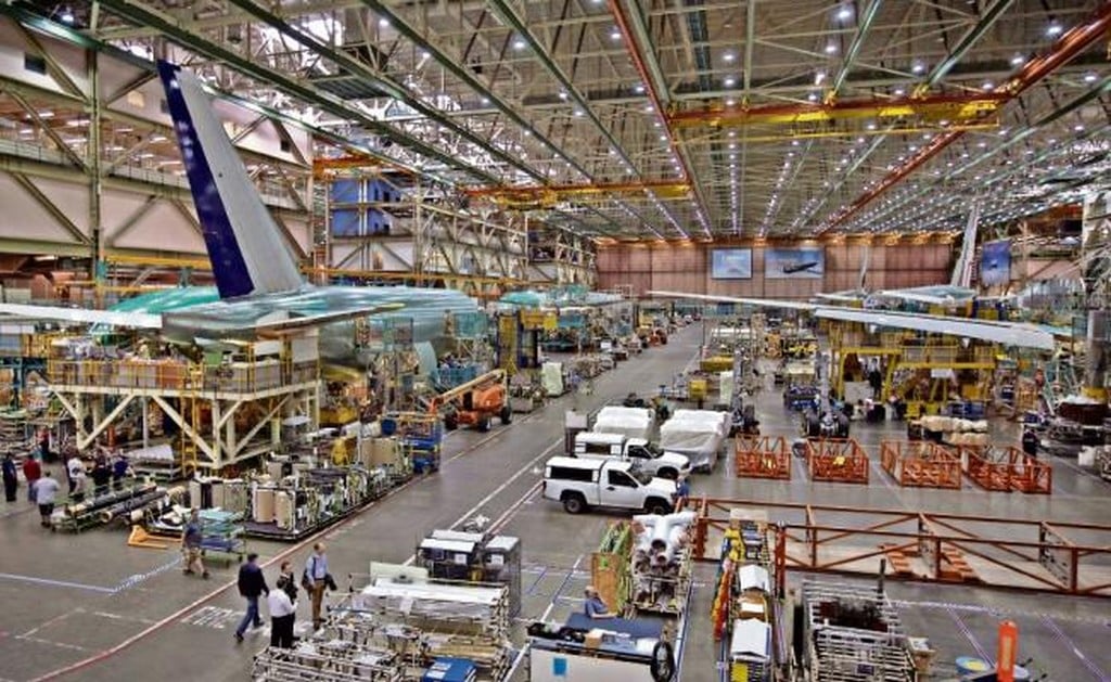 Línea de ensamblaje de aviones en Everett, Washington. De acuerdo con expertos, las aeronaves con más de 20 años de antigüedad deben ser utilizadas para transporte de carga (ARCHIVO EL UNIVERSAL)