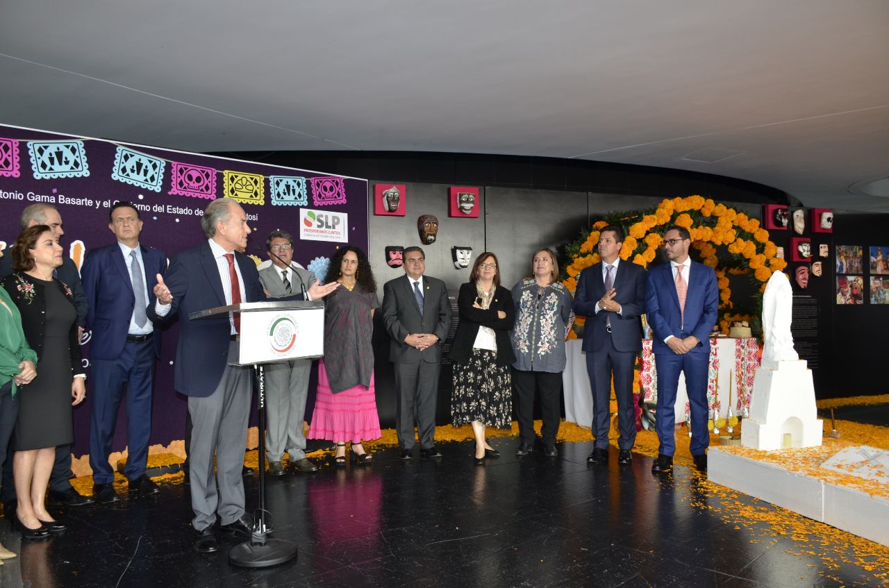 Inauguran muestra de Xantolo en el Senado de la República