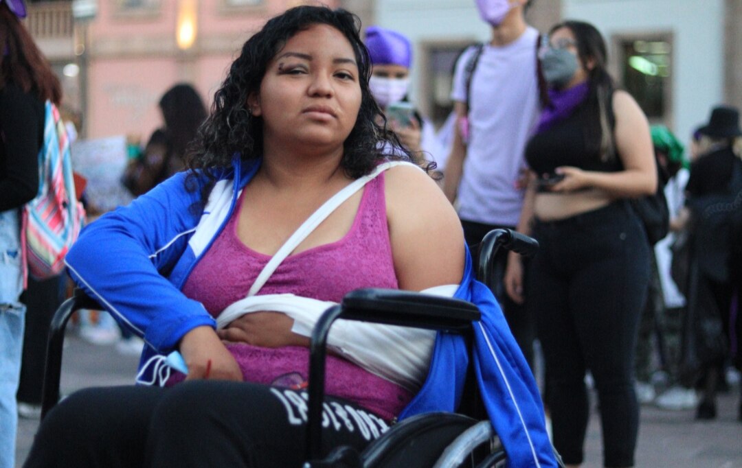 A Silvia su exesposo la intentó matar el fin de semana, hoy fue a marchar en San Luis Potosí.