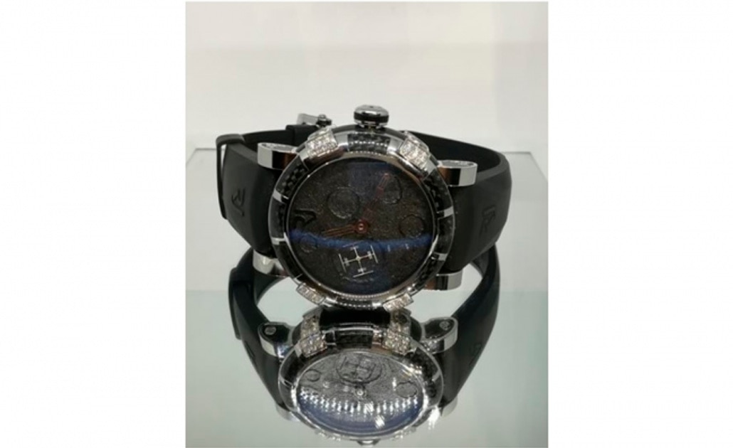 Venden en Los Pinos reloj hecho con metal del Titanic