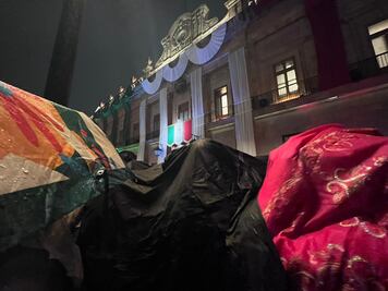 Crónica: Ni la lluvia frena el Grito ni la celebración de la noche mexicana en SLP