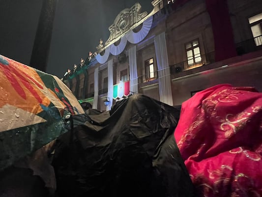Crónica: Ni la lluvia frena el Grito ni la celebración de la noche mexicana en SLP