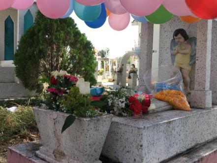 Irma murió al nacer, desde hace 22 años su familia le lleva globos al panteón El Saucito en SLP