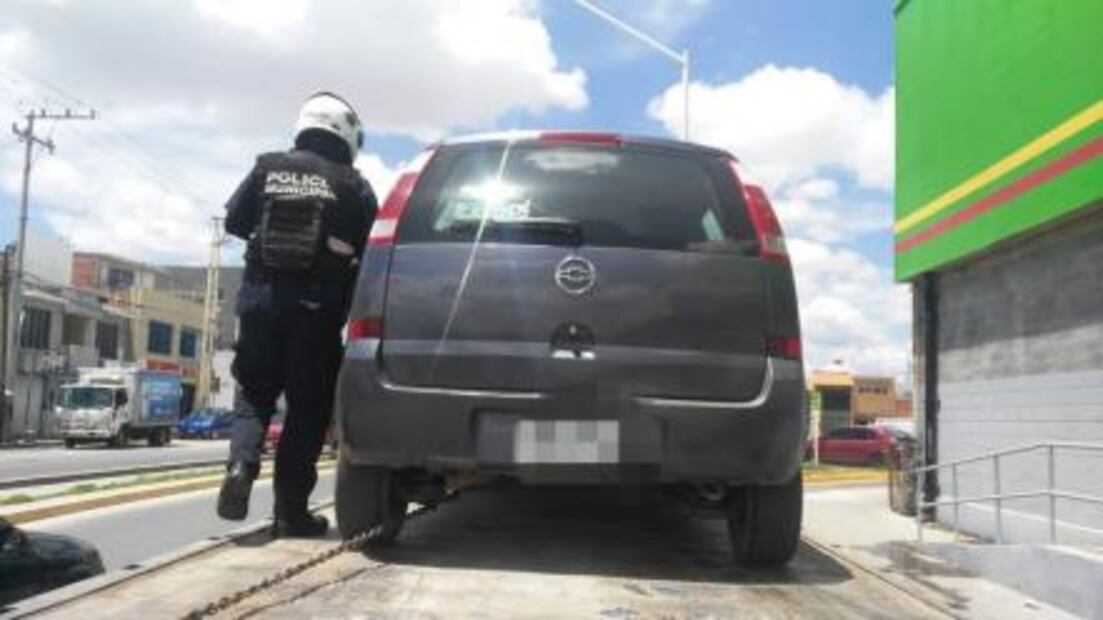 Aseguran a hombre con automóvil robado 