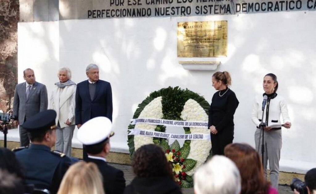 Este día, el presidente electo llevó una ofrenda floral a Francisco I Madero y José María Pino Suárez a espaldas de Lecumberri. FOTO: Ivan Stephens