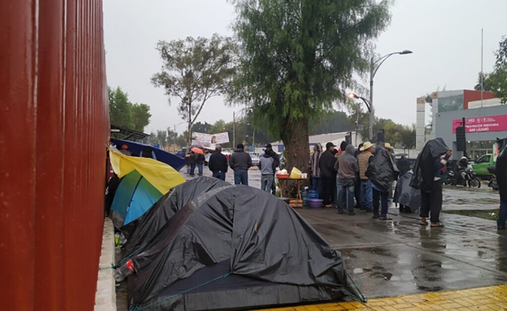 Bloquean campesinos parcialmente la Cámara de Diputados