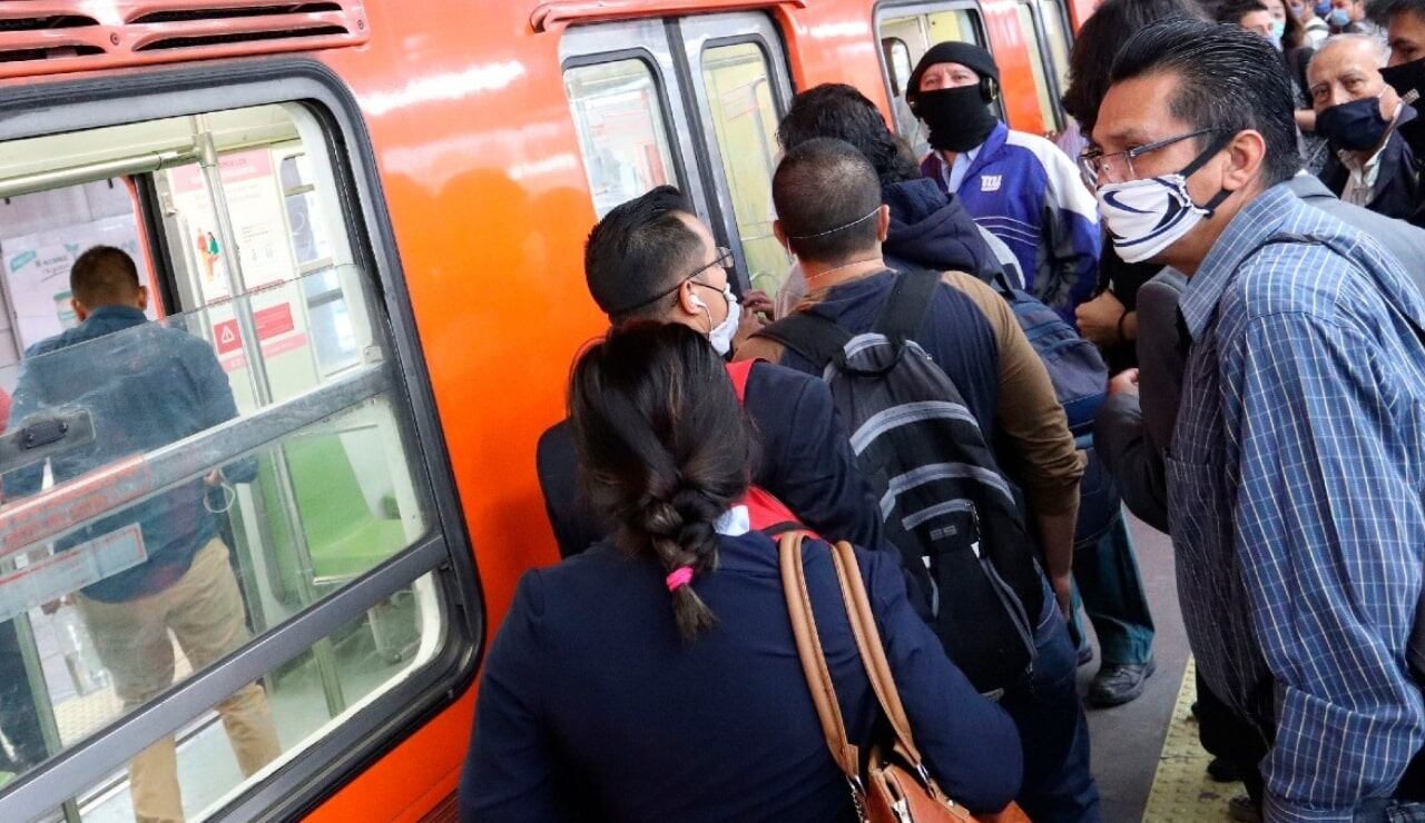 Hombre baja por celular que se le cayó a las vías del Metro Apatlaco y ...