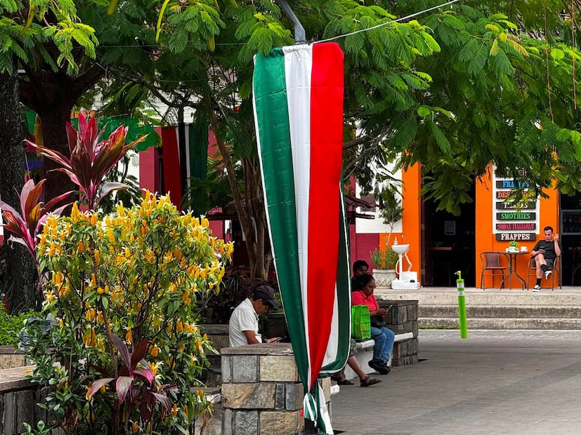 Comienzan los adornos en la plaza principal de Xilitla para las fiestas patrias. Foto: redes sociales del Gobierno Municipal de Xilitla.