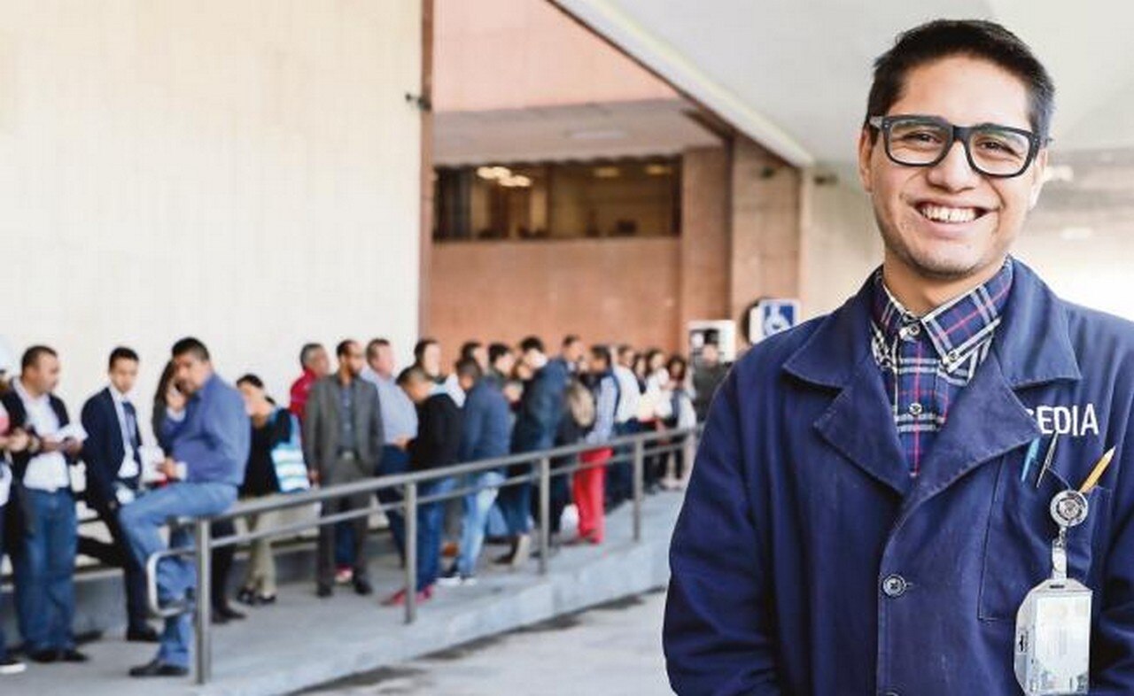 Ricardo Rodea lleva dos meses laborando en la Cámara Baja y espera desarrollar sus habilidades profesionales en el lugar. LUCÍA GODINEZ. EL UNIVERSAL