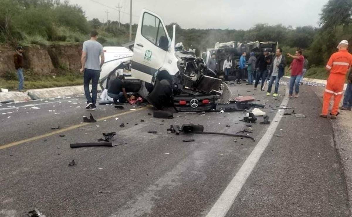 Muere operador de ambulancia del IMSS tras fuerte accidente carretero en SLP