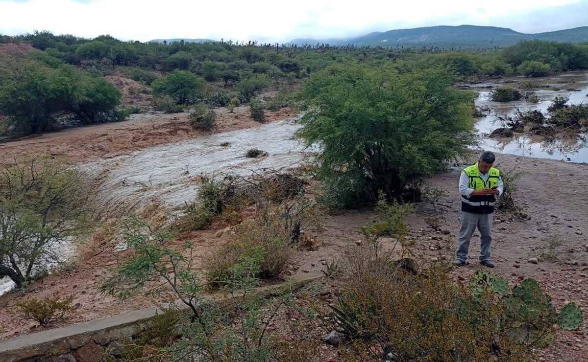 Se desborda abrevadero en Armadillo, SLP, por intensas lluvias; hay cuatro viviendas afectadas 