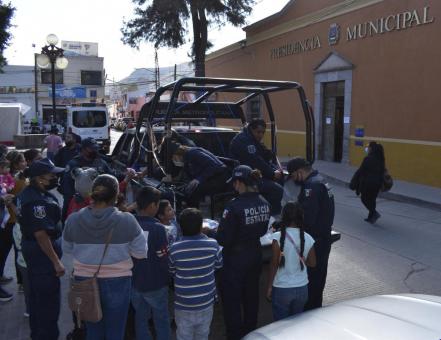 Policías estatales llevan alegría a niños y adultos de San Luis Potosí; entregaron juguetes y cobijas