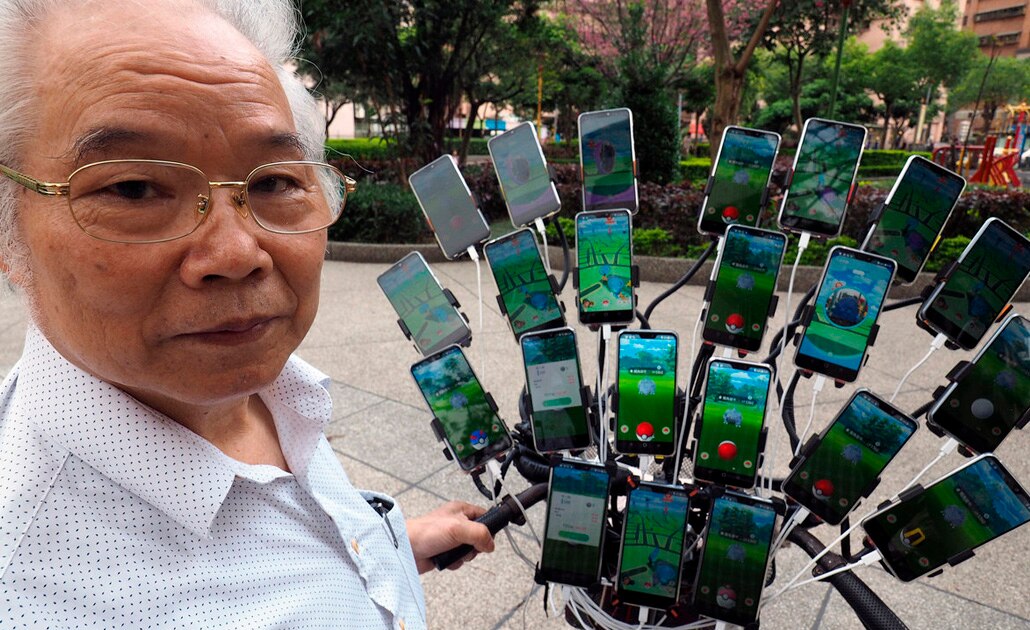 "Tío Pokémon" tiene 70 años y recorre Taiwán con 24 celulares sobre su bicicleta