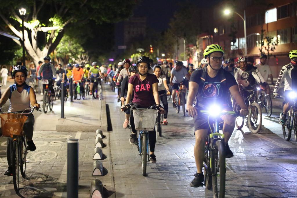 Con rodada nocturna, buscan promover el uso de bicicleta en San Luis Potosí. Fotos: Especiales