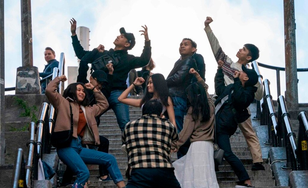 Turistas desatan locura en las escaleras donde baila Joker