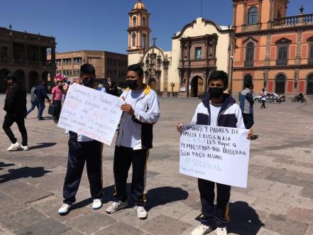 Maestros de SLP denuncian falta de pago desde hace cinco meses