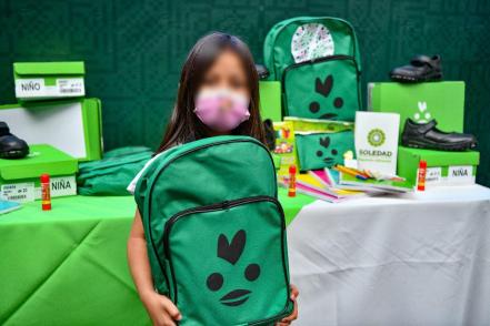 Gobierno de SLP inicia entrega de zapatos y útiles escolares a niños y adolescentes en Soledad