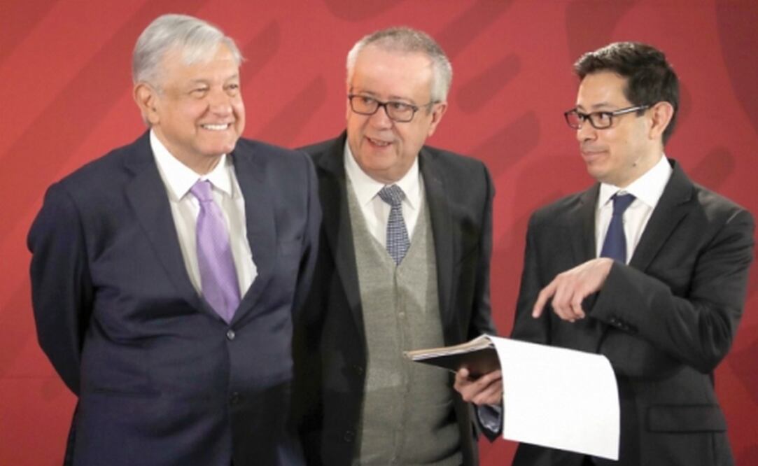 El presidente Andrés Manuel López Obrador; el secretario de Hacienda, Carlos Urzúa, y el director corporativo de Finanzas de Pemex, Alberto Velázquez, dieron a conocer las medidas para mejorar la situación de la empresa. Foto: JUAN CARLOS. EL UNIVERSAL.