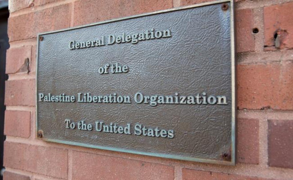 Imagen de archivo muestra una placa de la entrada de la oficina de la Organización para la Liberación de Palestina (OLP) en Washington (Foto: EFE)