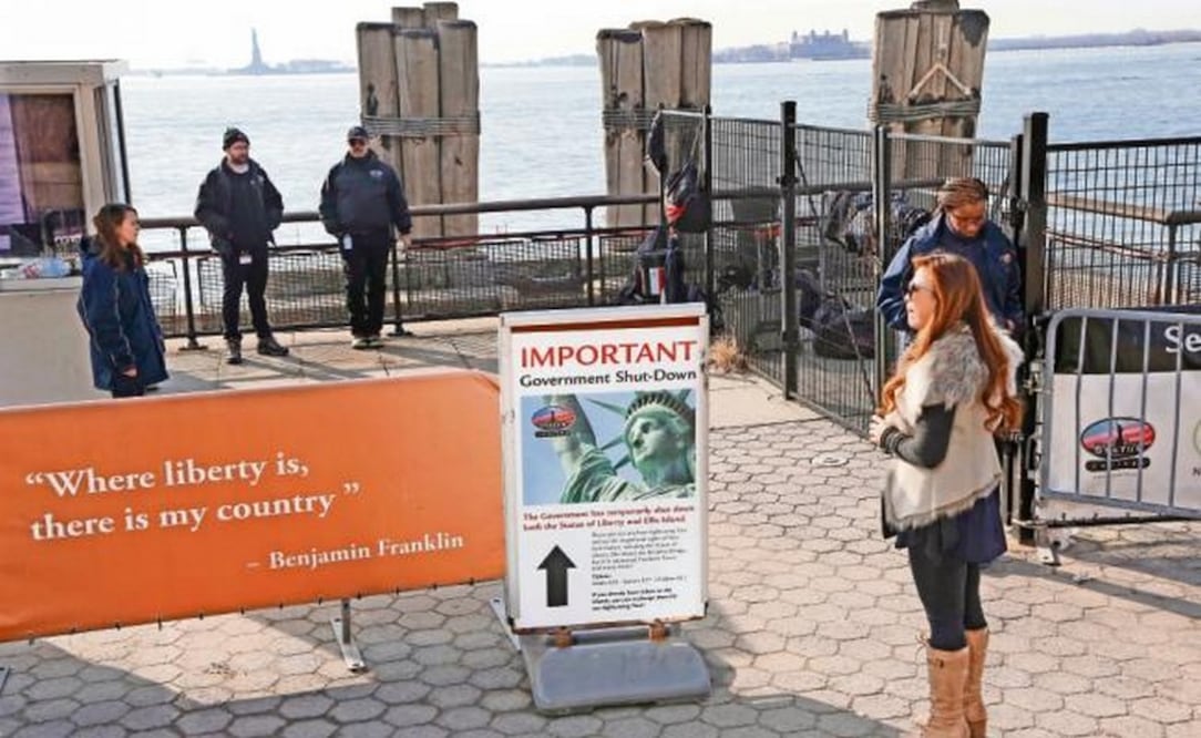 El cierre del gobierno de EU afectó también a la Estatua de la Libertad, que reabre hoy auspiciada por el gobierno de Nueva York. (MARK LENNIHAN. AP)