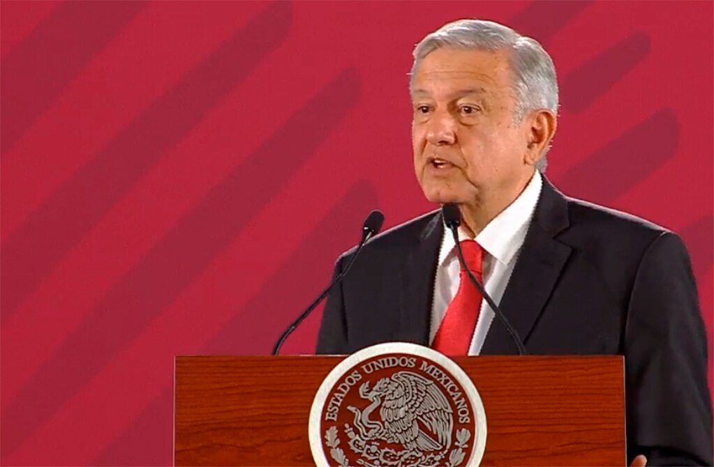 Confía AMLO en que se alejen riesgos de recesión global; toco madera, dice