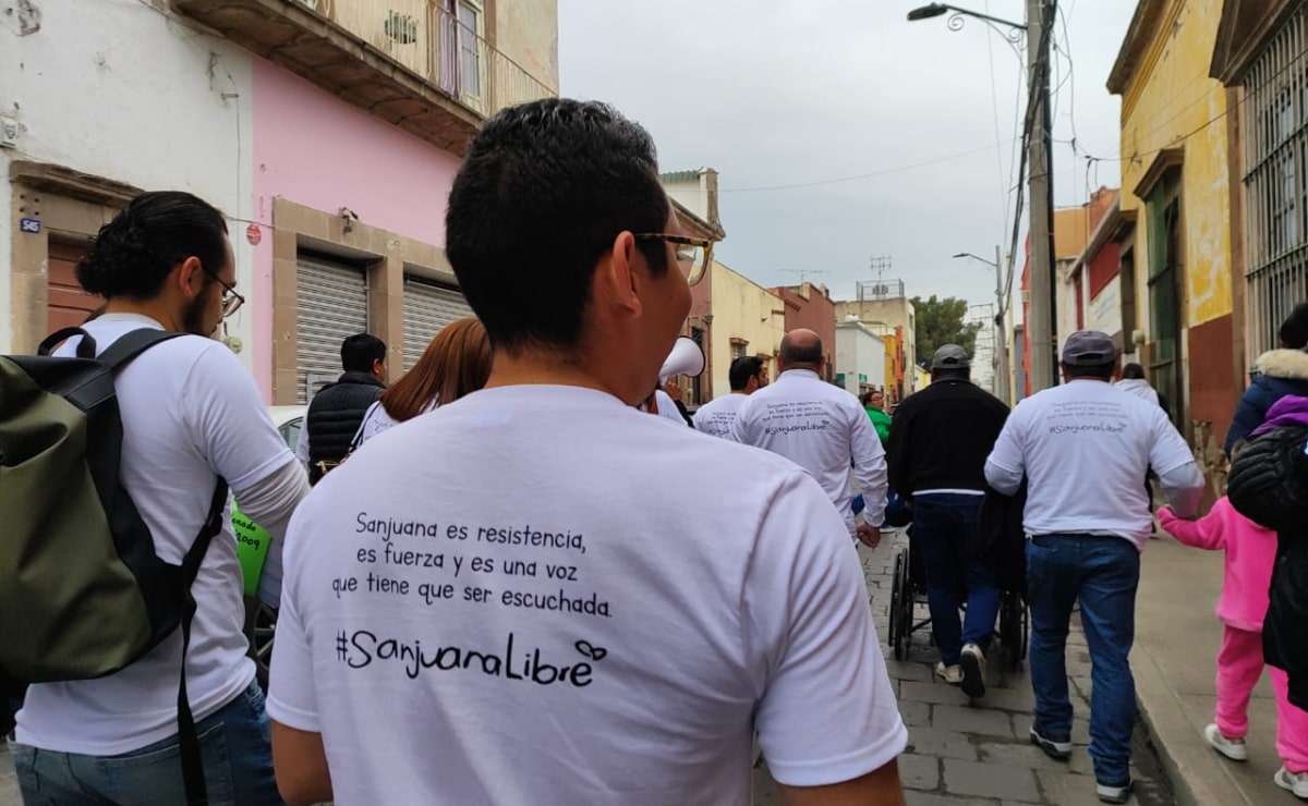 La madre y cuñada de Sanjuana, acompañadas de activistas y abogados, entregaron hoy la petición de indulto hoy a Congreso del Estado. Foto: Regina Arellano
