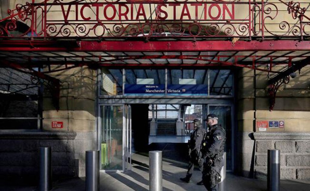 Hombre apuñala a 3 personas en Manchester; sería terrorismo