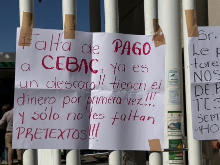 Maestros se manifiestan frente a SEGE en San Luis; "trabajamos de a gratis", reprochan