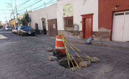 "Ya no es un bache, es una trampa", vecinos alertan por mega hoyo en el Centro Histórico de SLP