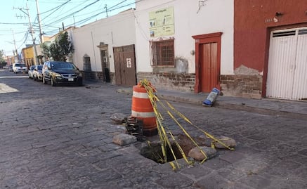 "Ya no es un bache, es una trampa", vecinos alertan por mega hoyo en el Centro Histórico de SLP