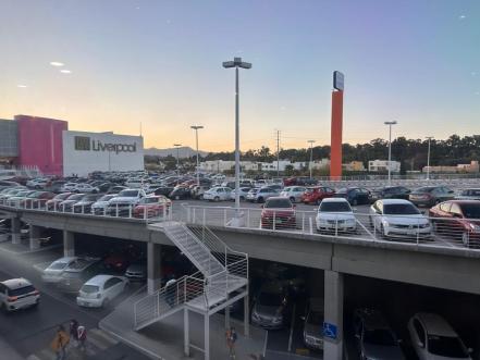 Tras anuncio de medidas obligatorias por Covid-19, potosinos abarrotan plazas y calles del Centro Histórico
