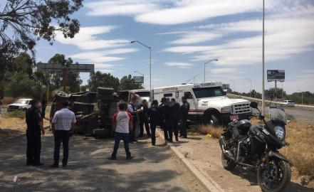Vuelca camión de valores en carretera 57
