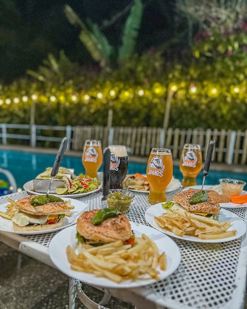 Comida y cerveza en la Cervecería James. Foto: Cervecería James Hotel Spa & Museo