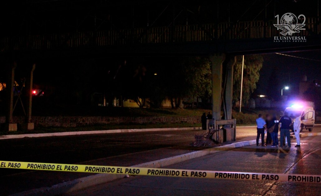 Investigan hallazgo de dos cuerpos colgados en puente