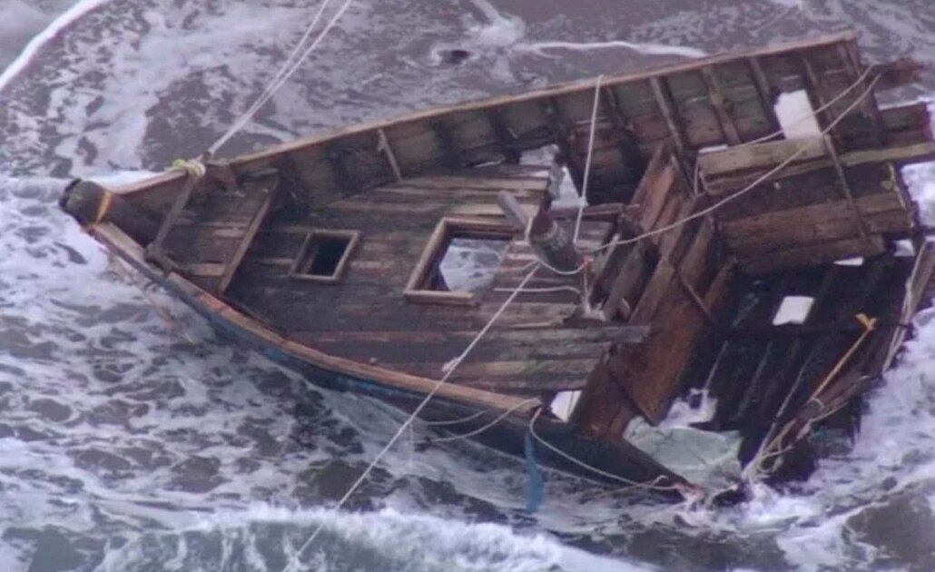 Para la policía fue difícil acceder al bote a causa del mal tiempo. Foto: EBU
