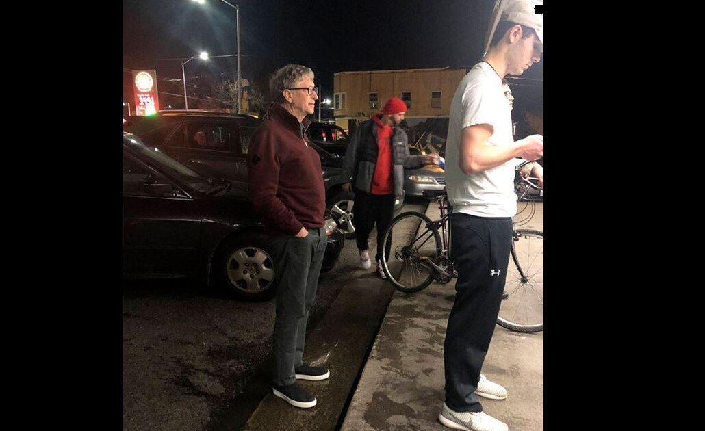 La foto viral de Bill Gates haciendo fila por una hamburguesa