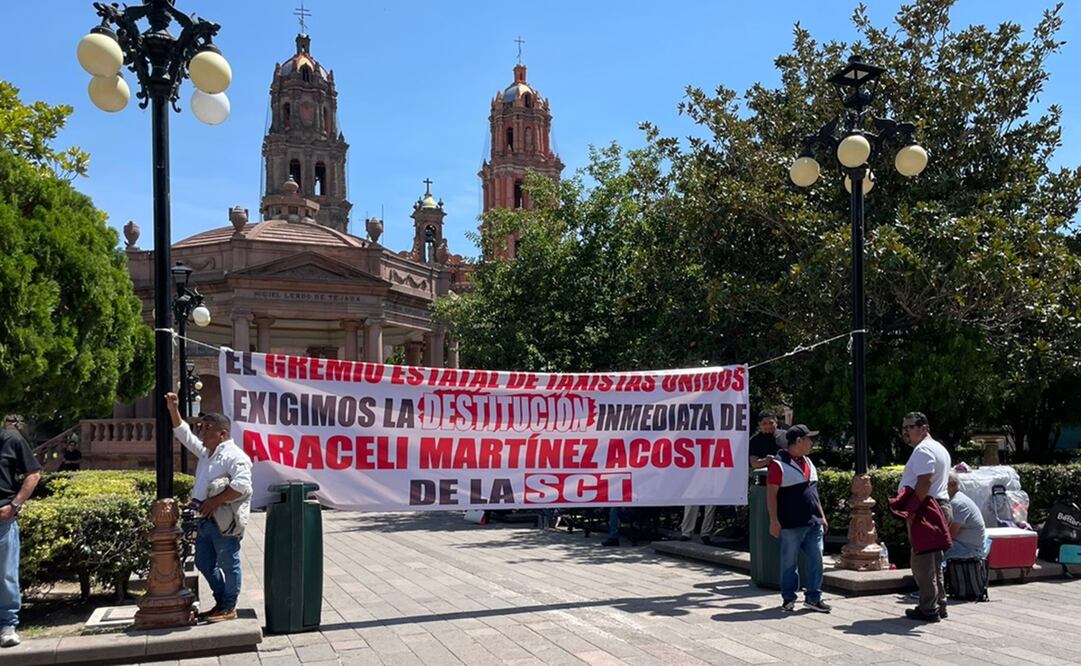 Los taxistas de SLP axigen la destitución de la titular de la SCT. Fotos: Humberto Torres