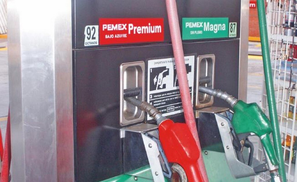 Incremento s. Según cifras de Petro Intelligence y Pemex, la Magna tuvo alzas mensuales de 30 centavos por litro en los últimos 18 meses. Foto: ARCHIVO EL UNIVERSAL