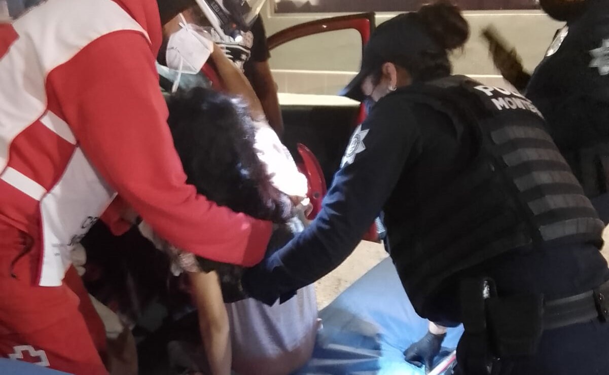 Mujer policía asiste a joven en labor de parto que no llegó al hospital en Monterrey