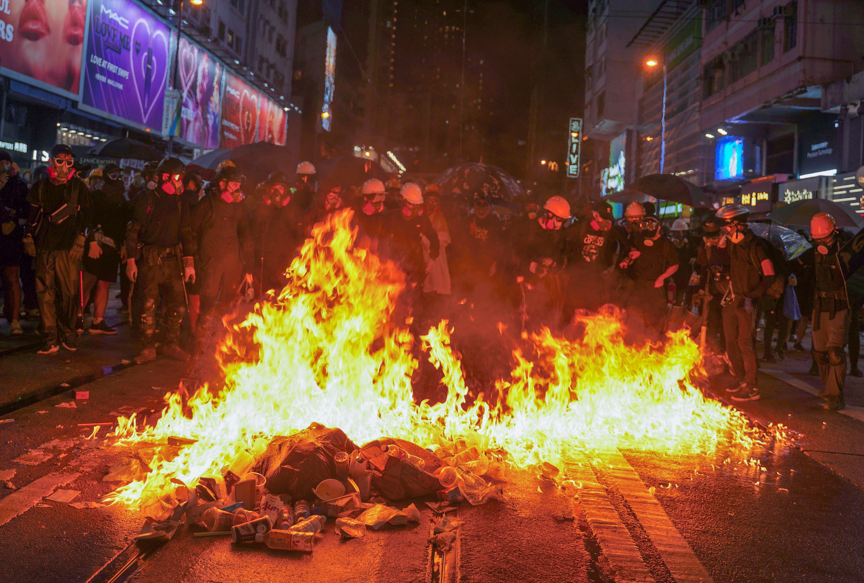 Caos en Hong Kong, con barricada incendiada, gases lacrimógenos y cócteles molotov